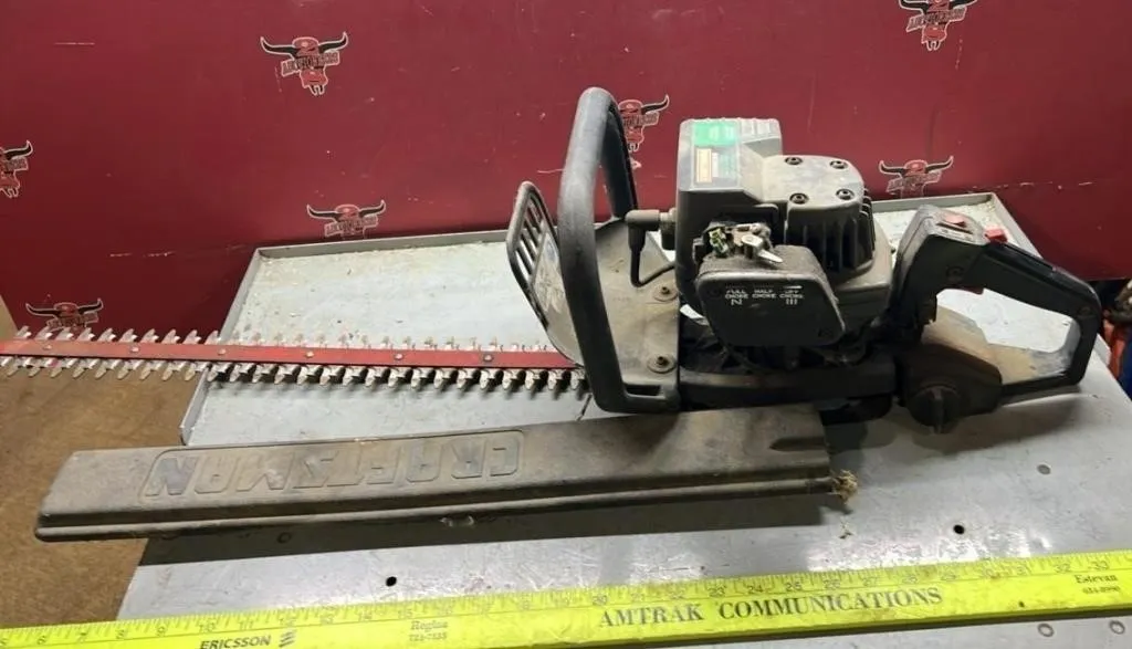 Craftsman 20" Gas Powered Hedge Trimmer. Turns
