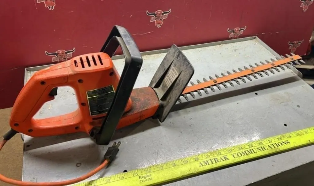 Black & Decker Electric Hedge Trimmer. Tested