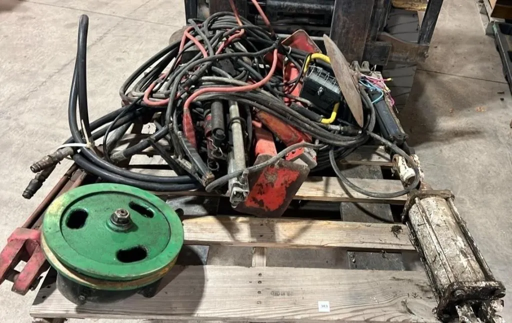 Pallet w/Hydraulic Cylinders, Gearbox, Sprayer