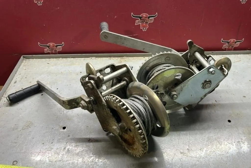 2 Hand Winches.