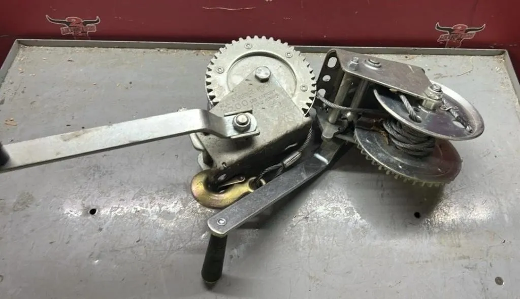 2 Hand Winches.
