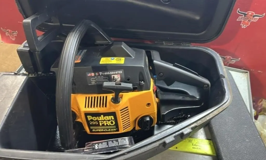 Poulan 295 Pro Gas Powered Chainsaw w/Case. Good