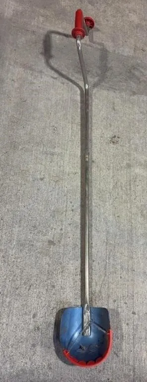 Manual Spoon Style Ice Auger.