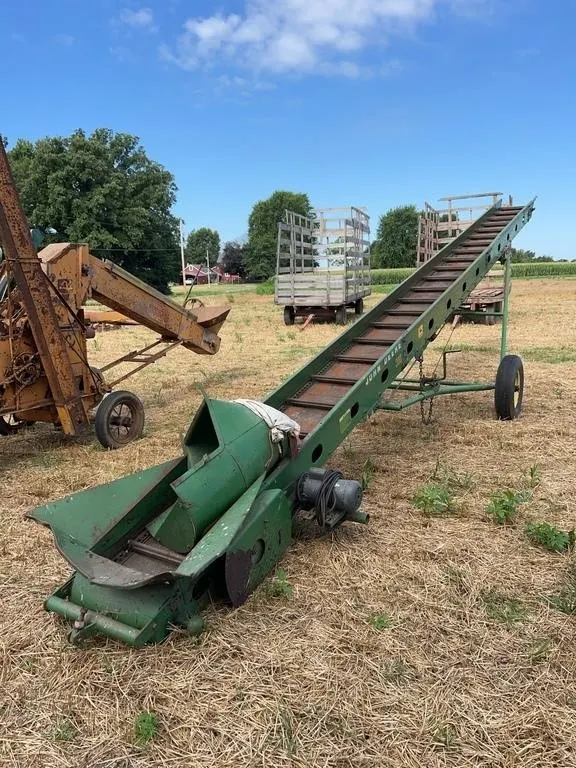 John Deere 300 Elevator