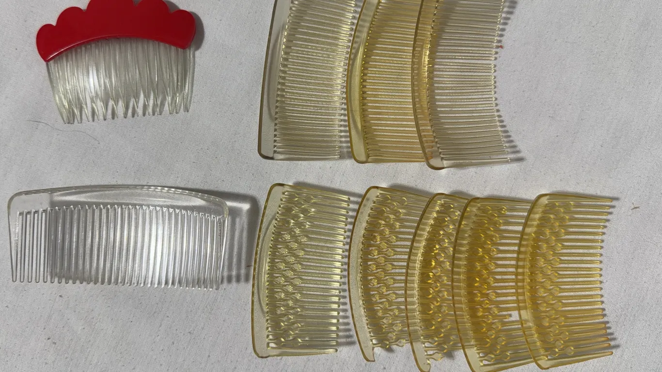 A lot of vintage hair combs