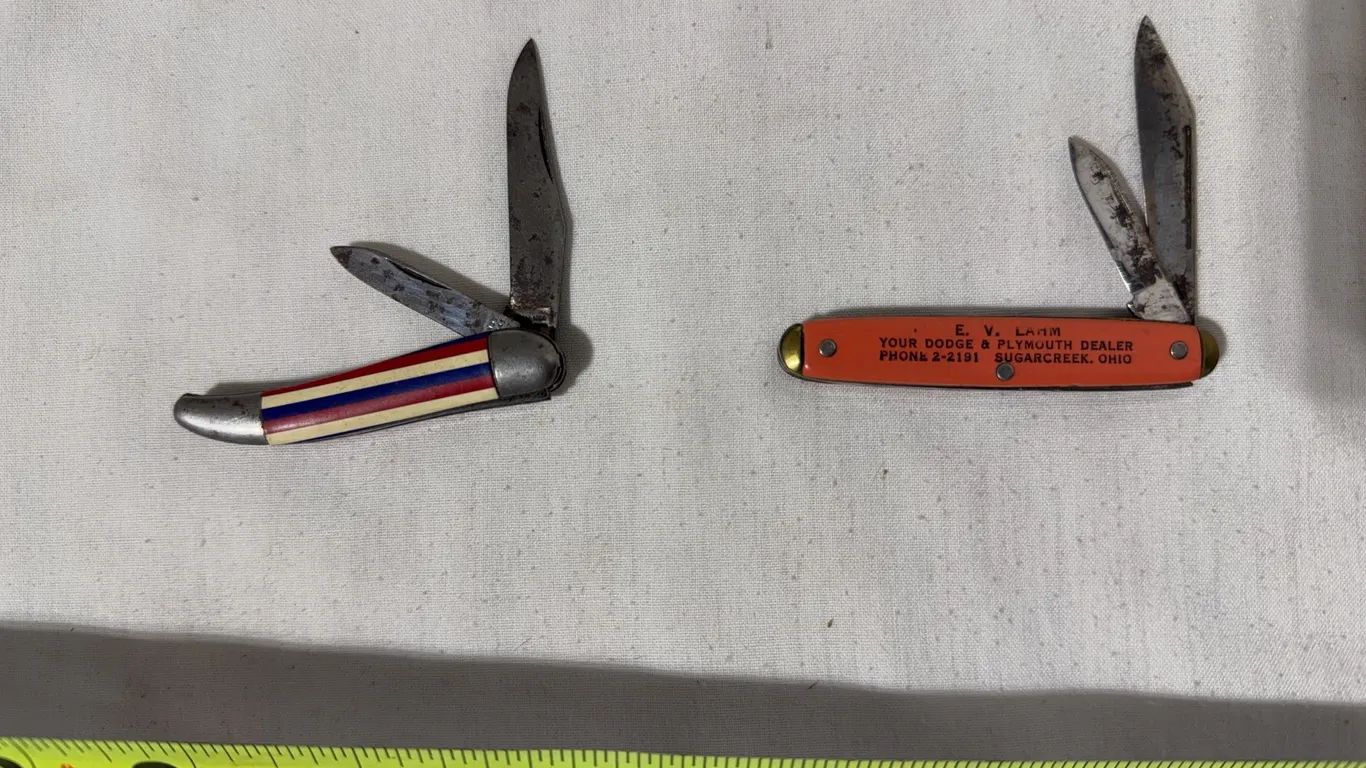 Pair of vintage pocket knives.