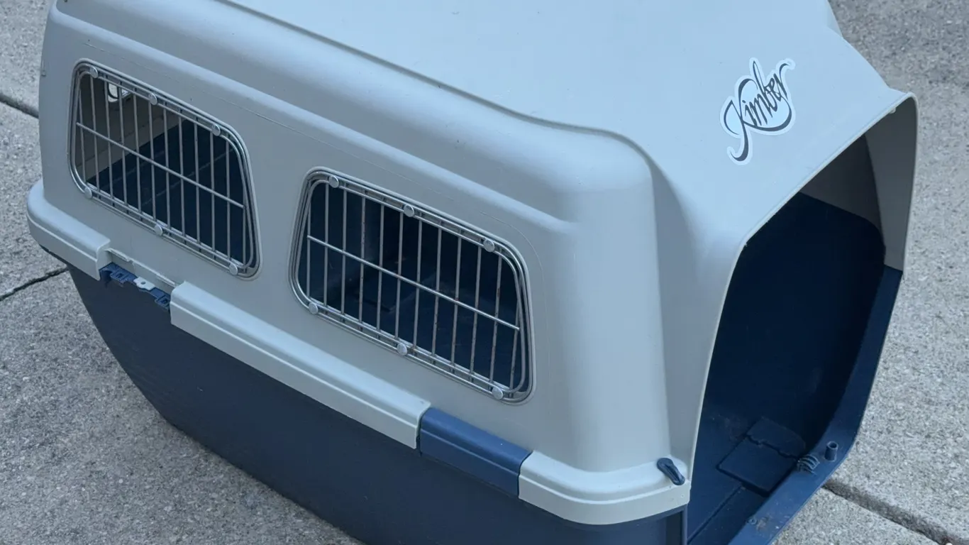 20 x 30" Marchioro Clipper hard plastic pet kennel,