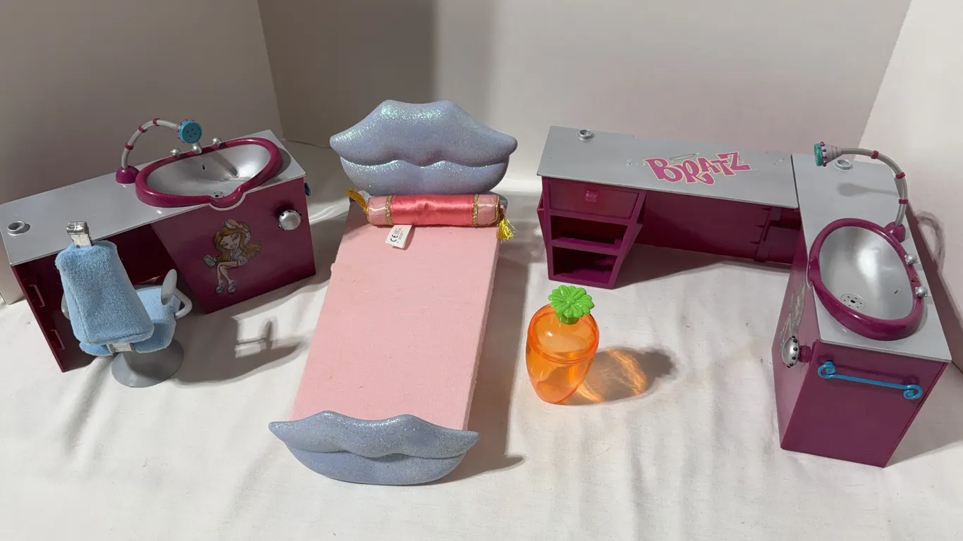 Lot of vintage Bratz accessories