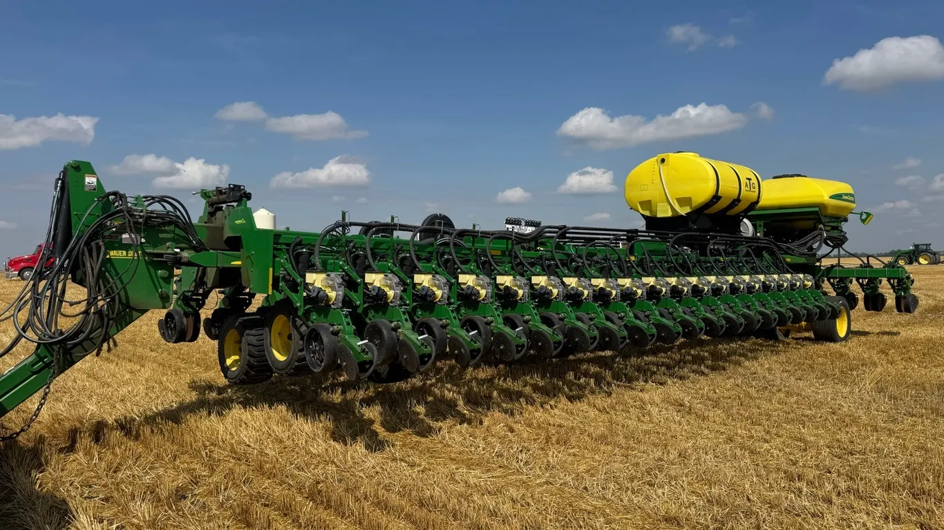 2013 John Deere DB88 48R22 CCS front fold planter