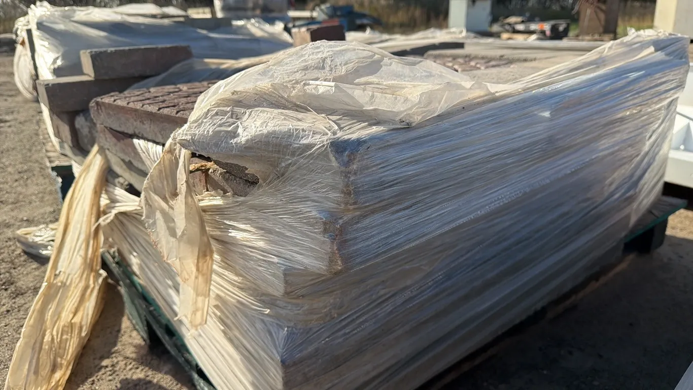 1 Pallet of Concrete Pavers, Interlocking Stones & Landscaping Materials