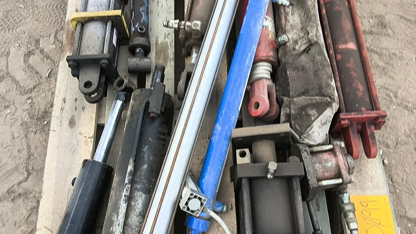 Various used hydraulic cylinders