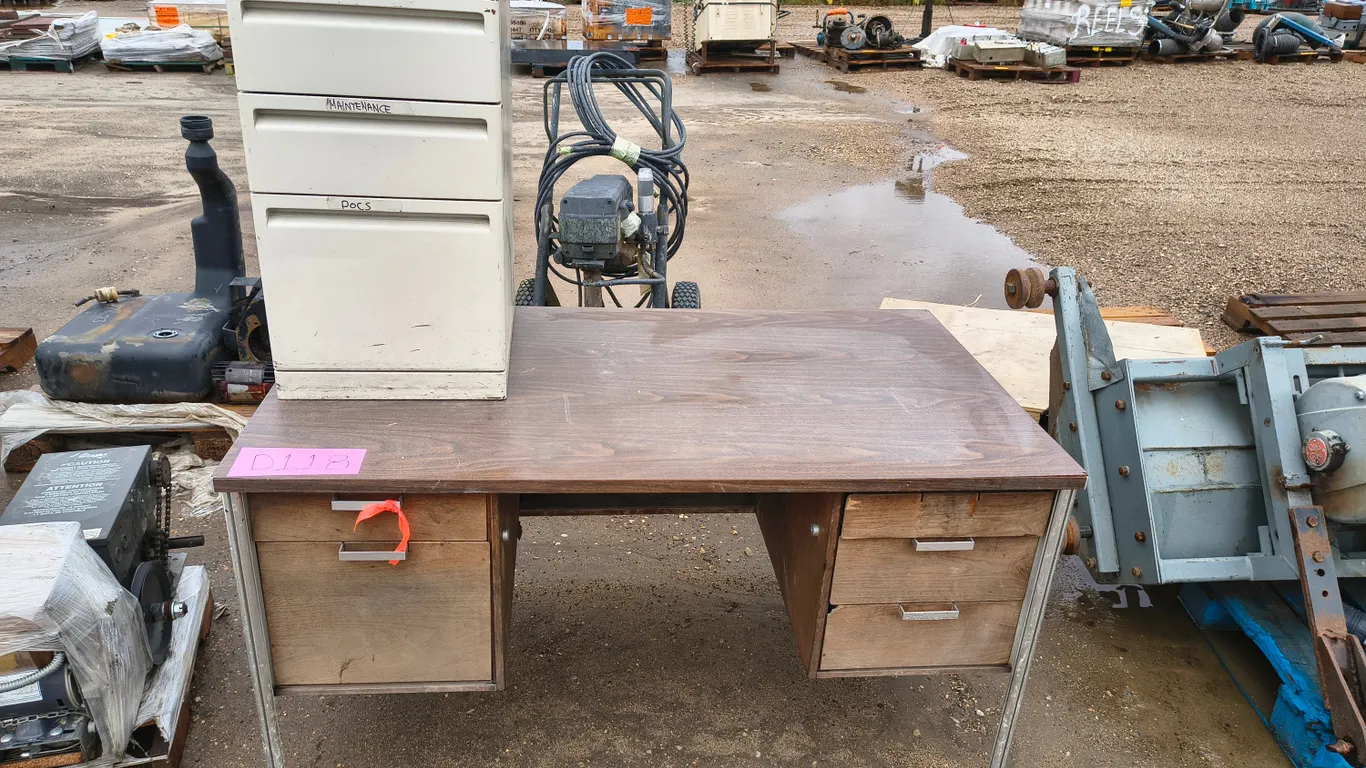 Desk and 3 drawer rolling cabinet