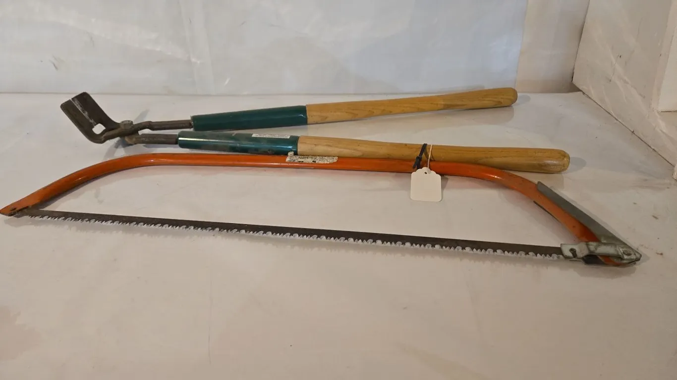 Hoof trimmers & buck saw