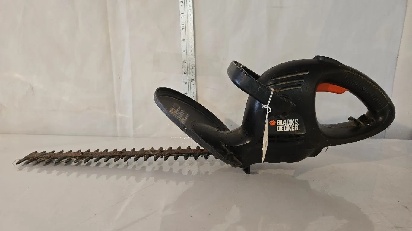 B&D 16" electric hedge trimmer