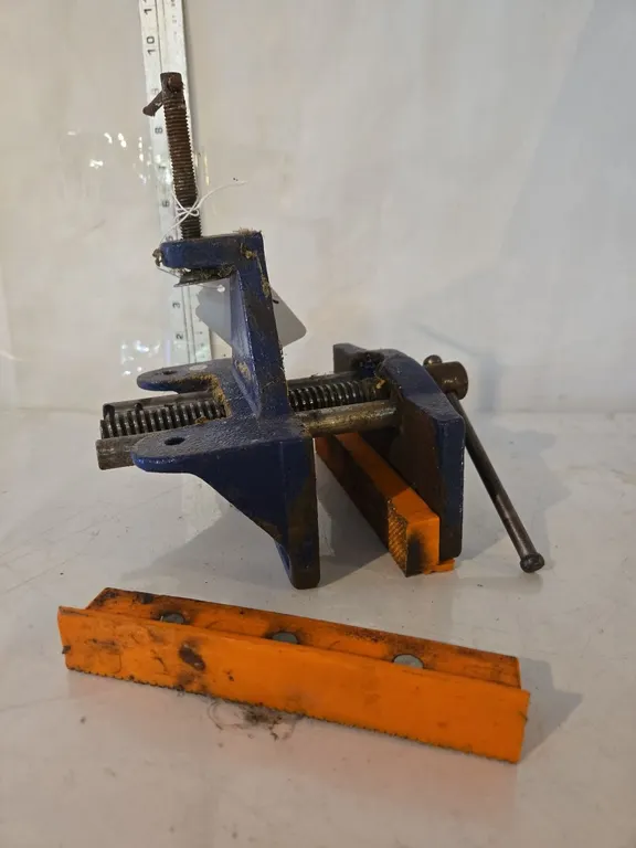 6" Wood Vise w/ magnetic rubber jaws