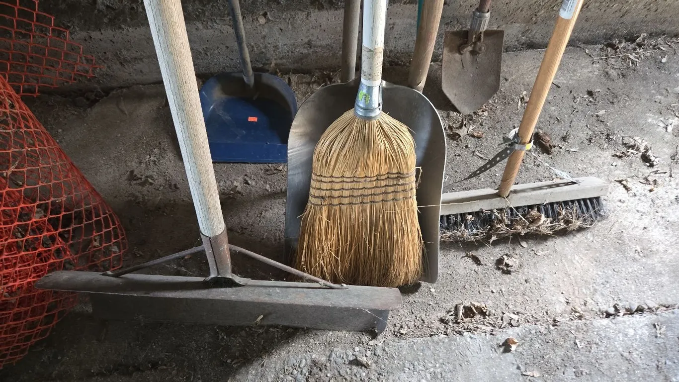 Garden Tools - Shovels, Brooms, Edger