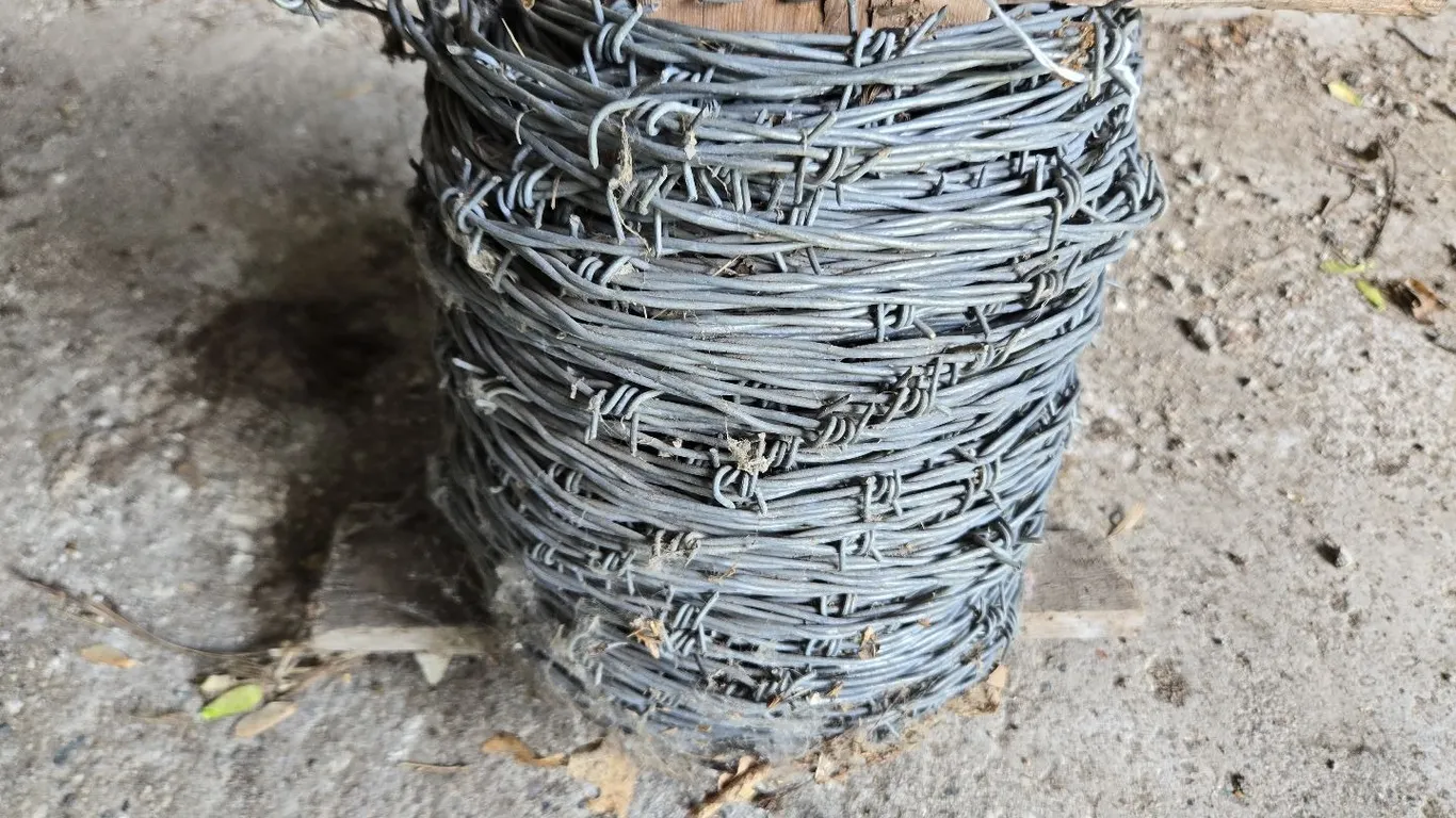 1/2 Roll double strand barbed wire