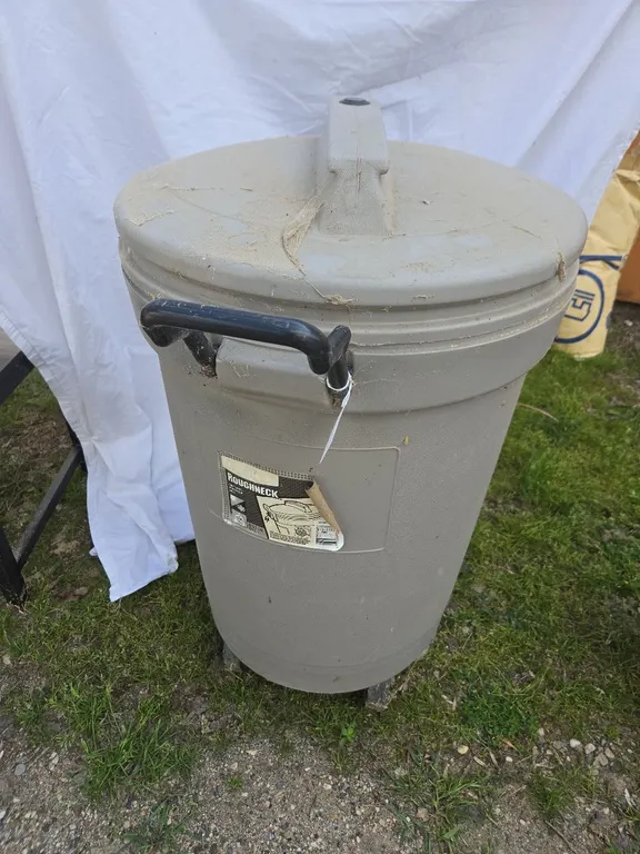 Rubbermaid Roughneck garbage can