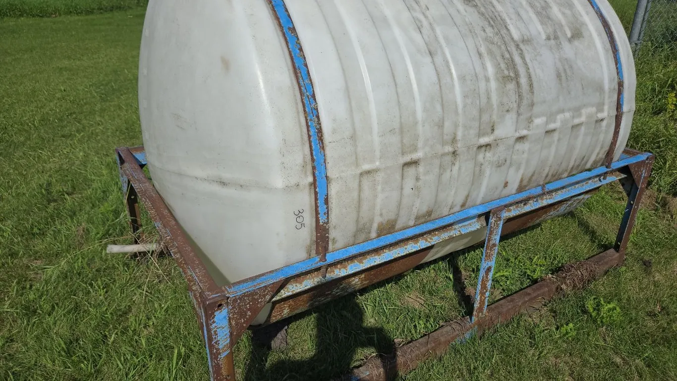 Water Tank - 500 gallon - crack at back end under the 200 gallon mark