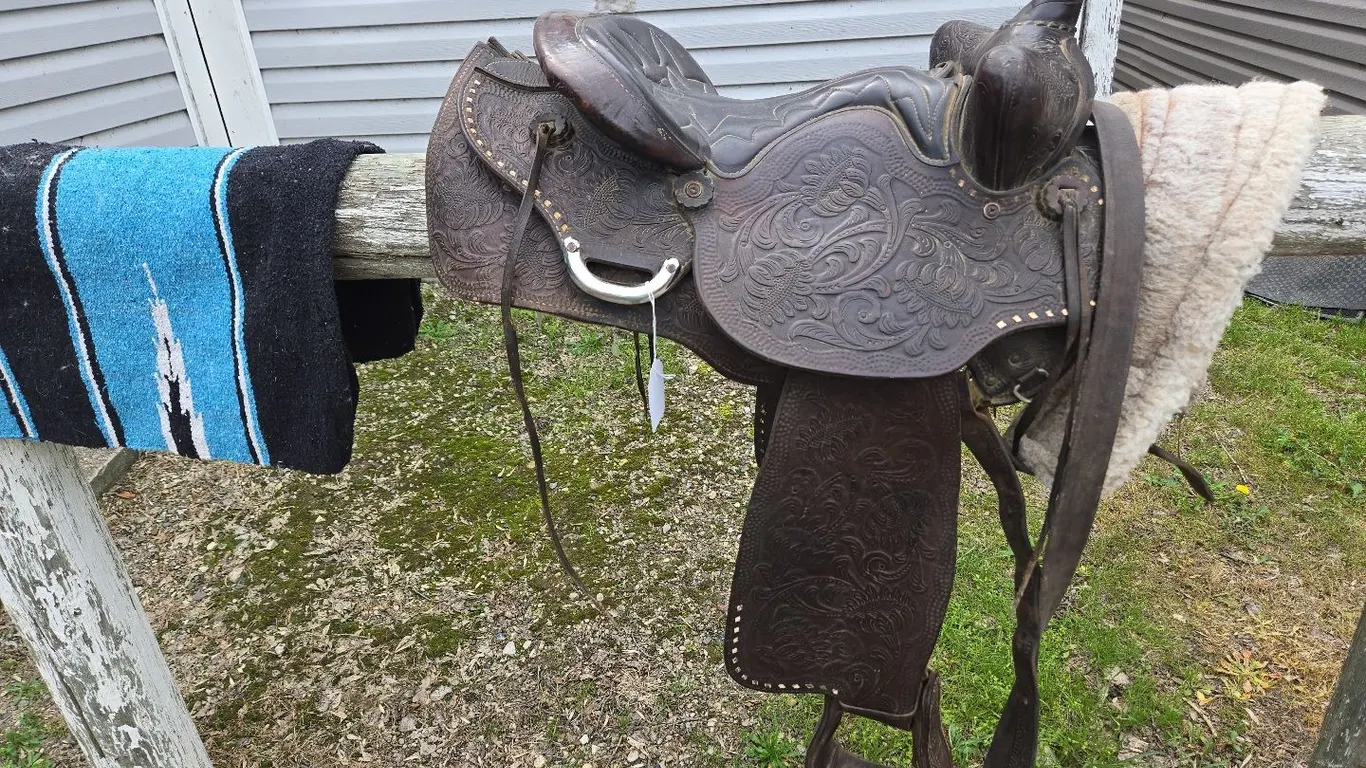 Western Saddle (16") & Saddle Blanket