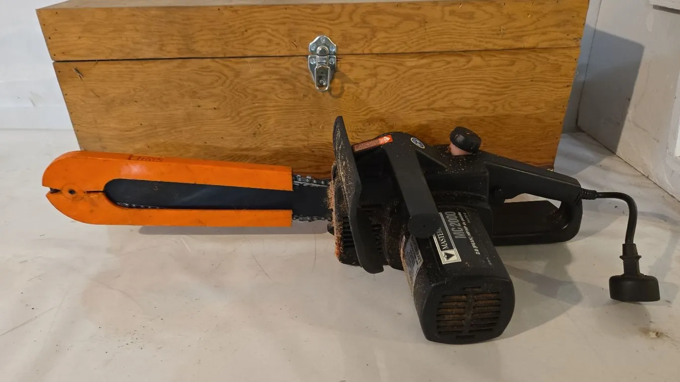Mastercraft MC 2000 2.0 hp Chainsaw, in wooden box