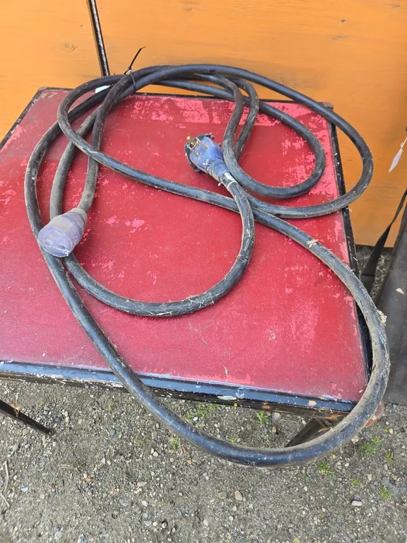Heavy Duty Extension cord w/ 220 plug