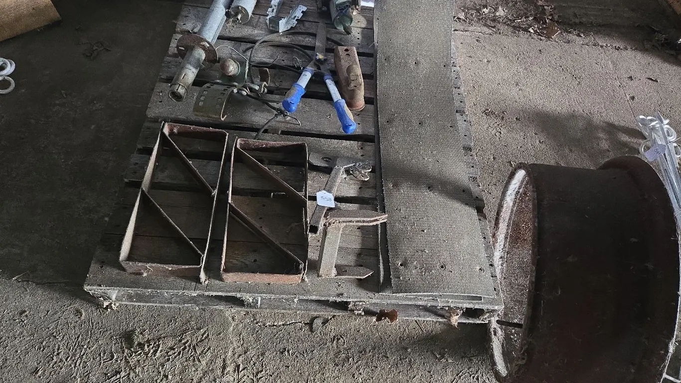 Electric Jack & misc. hardware on pallet