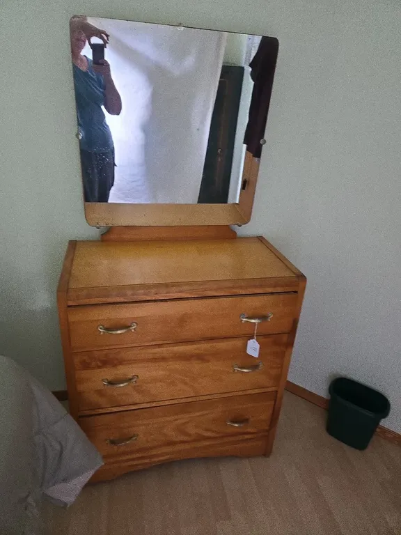 Dresser - 3 Drawer w/Mirror