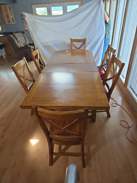 Dinning Room Table & 6 chairs - Very Nice