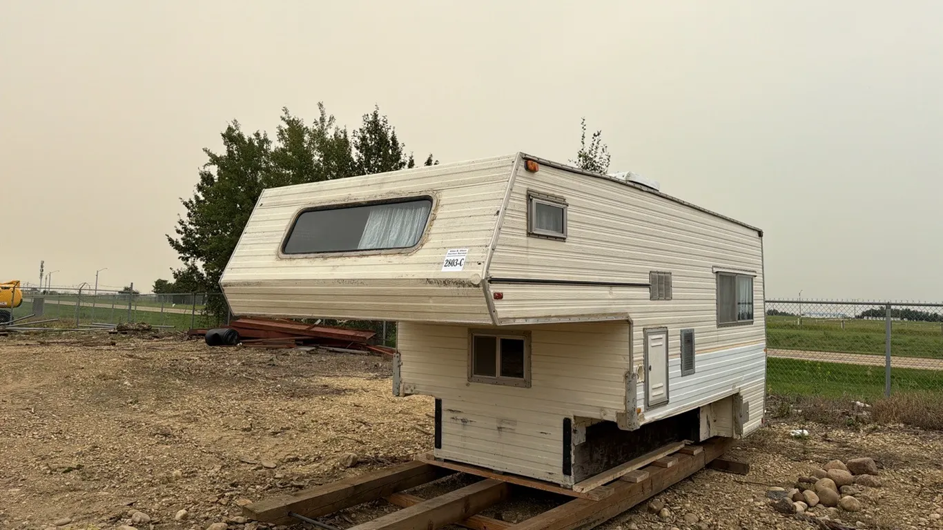 SHOPBUILT 8' CAMPER MOUNTED ON A WOOD SKID - NO VISIBLE VIN