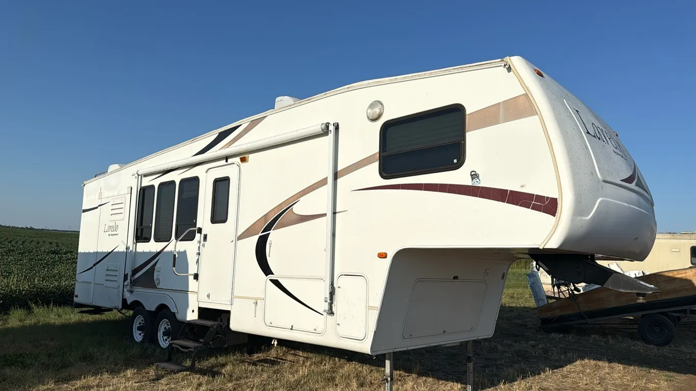 ID 0627 2005 Keystone Larado Camper