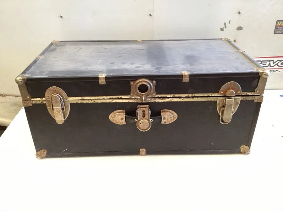 Vintage Seward trunk, 30“ x 16“ x 12“ deep