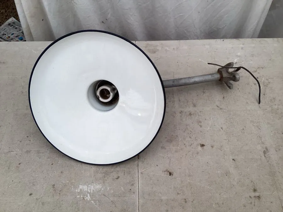 Enamel yard light, approximately 12"