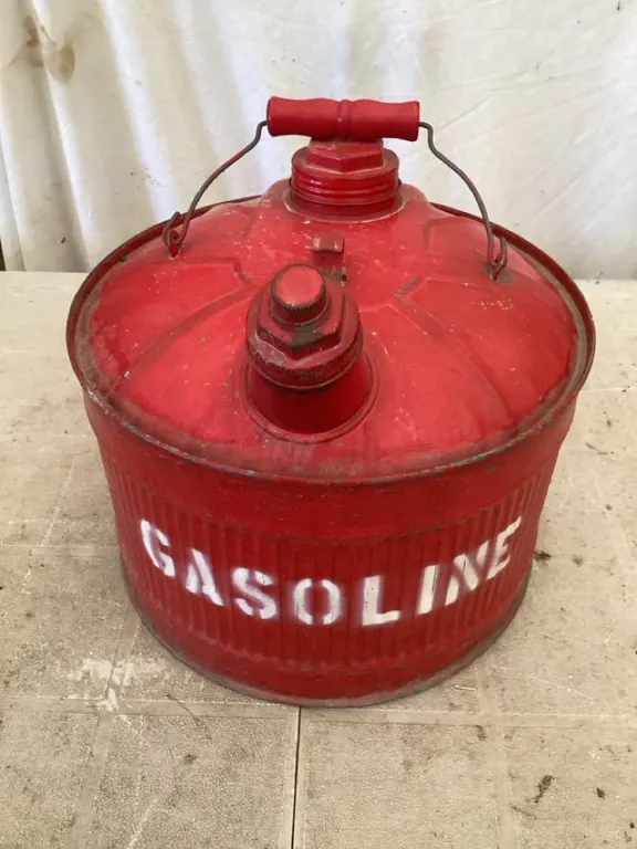 Metal gasoline can