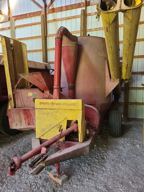 New Holland 358 Grinder - Mixer, 2 screens, PBF (belt is off), Shedded