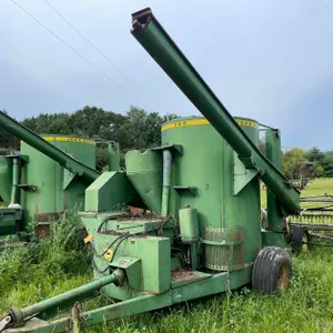 John Deere 700 Grinder Mixer