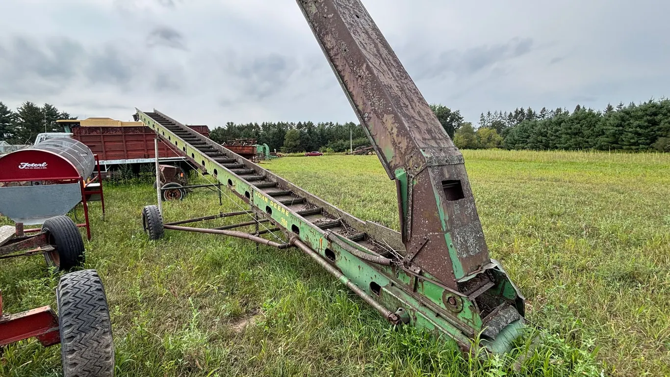 John Deere 300 Elevator with Drag