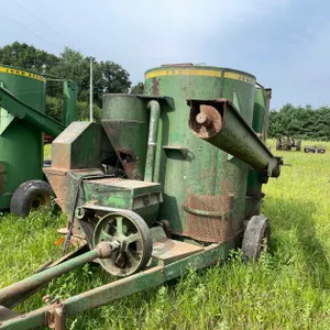 John Deere 700 Grinder Mixer