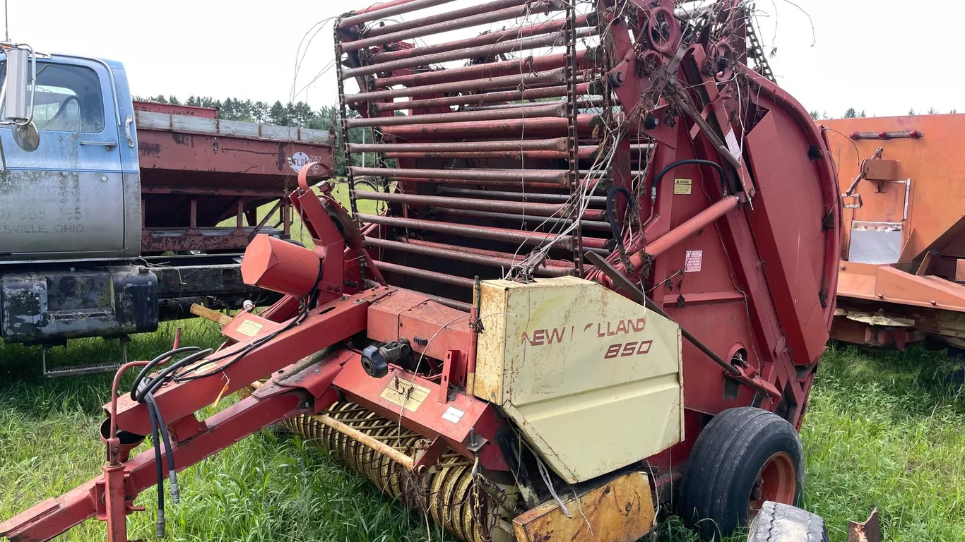 New Holland 850 Round Baler