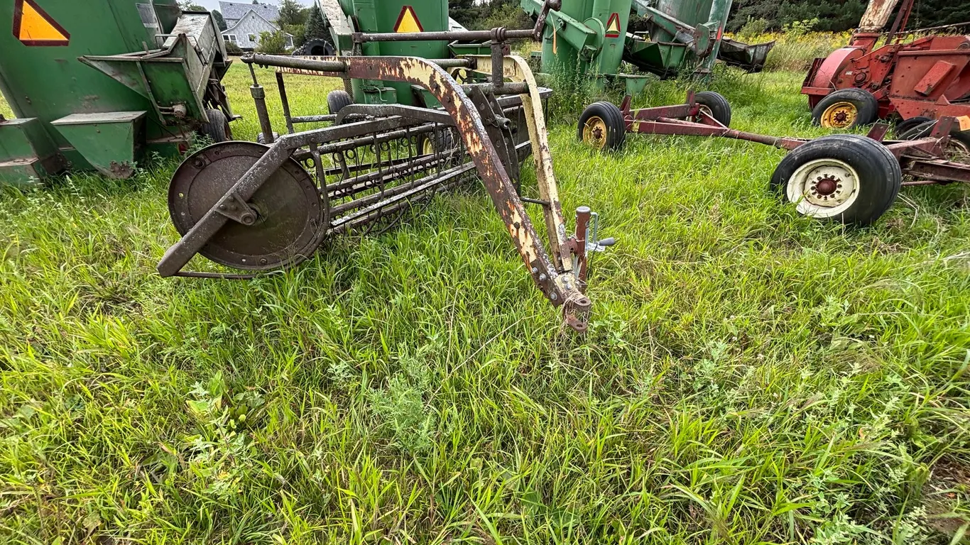 John Deere (5) Bar Rake
