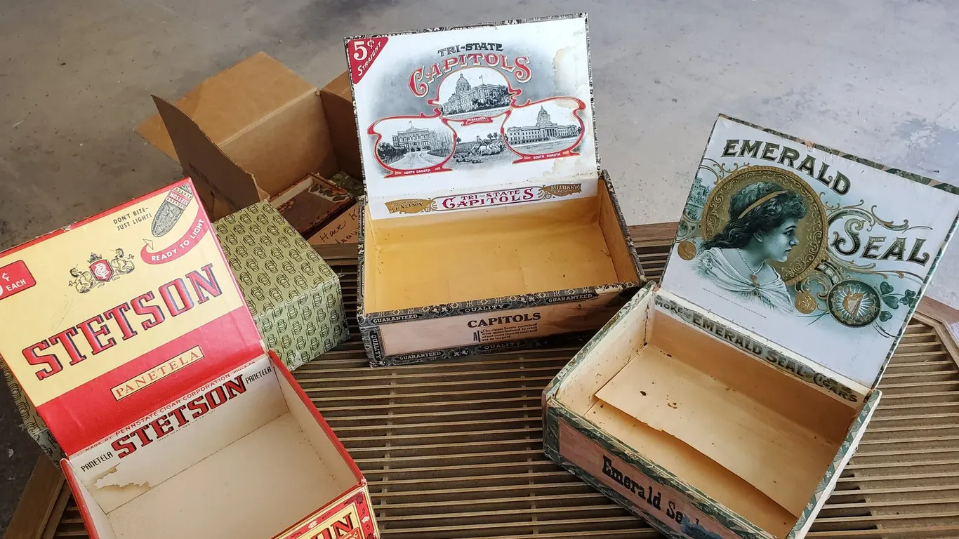 Box of 8 vintage cigar boxes – some wooden plus a couple other cute boxes.