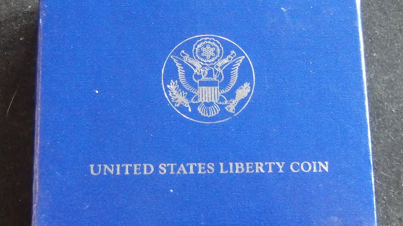1986 SILVER UNCIRCULATED STATUE OF LIBERTY HALF DOLLAR