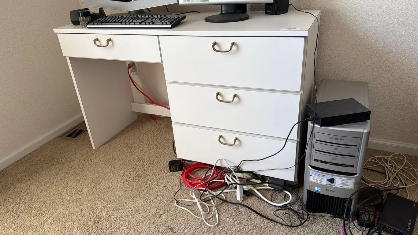 STUDENT DESK