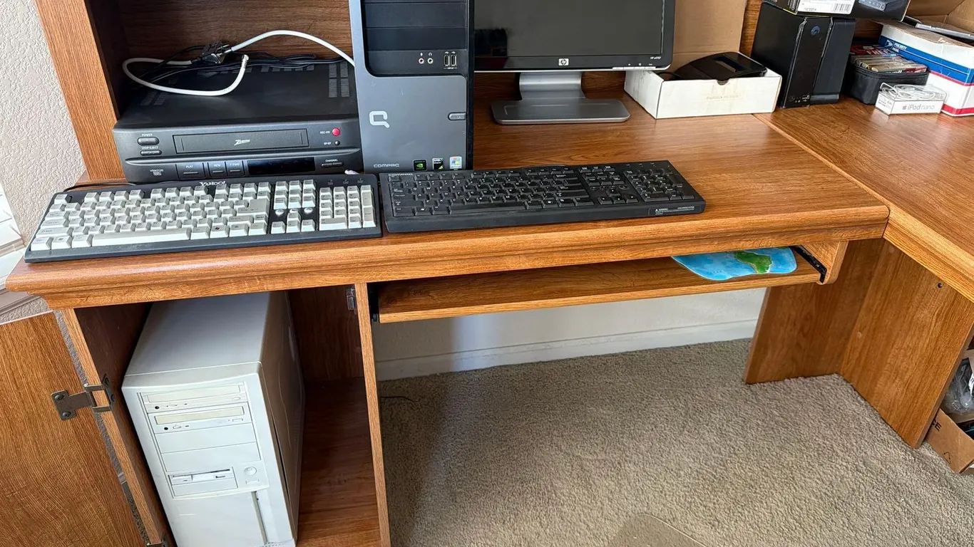 COMPUTER TOWERS & ELECTRONICS LOT