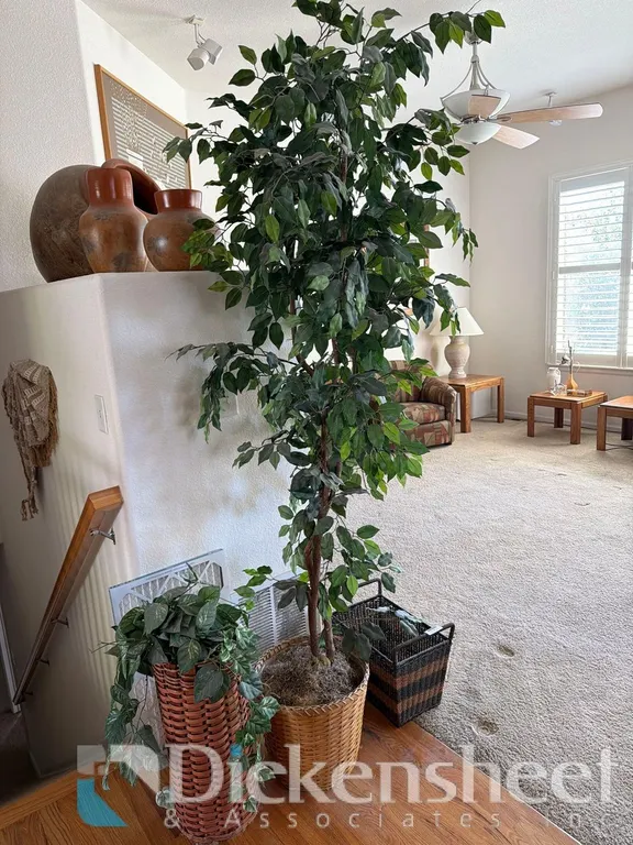 ARTIFICIAL TREE & BASKET
