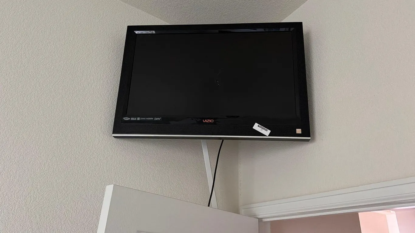 VIZIO WALL MOUNT TELEVISION