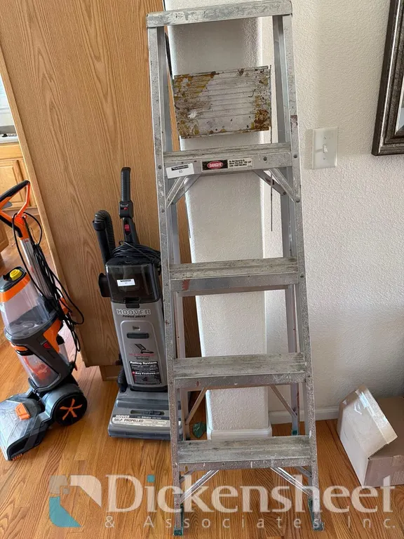 ALUMINUM 6 FOOT STEP LADDER