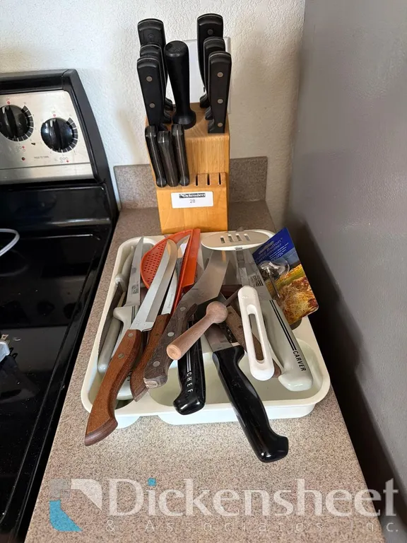 ASSORTMENT OF KNIVES INCLUDING CUTLERY BLOCK