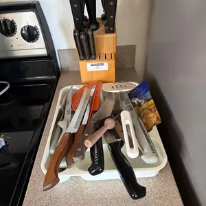 ASSORTMENT OF KNIVES INCLUDING CUTLERY BLOCK