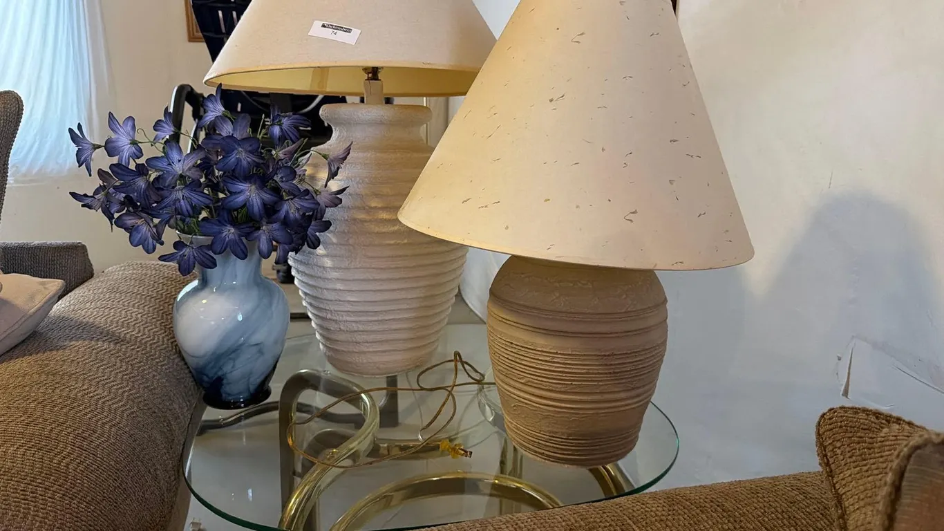 (2) TABLE LAMPS & VASE